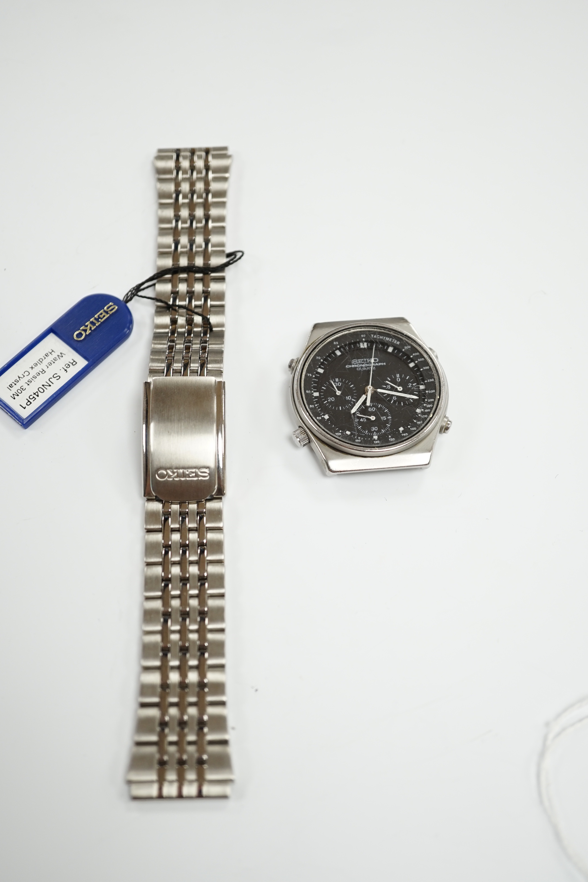 A gentleman's stainless steel Seiko chronograph quartz wrist watch, bracelet detached (no pins).